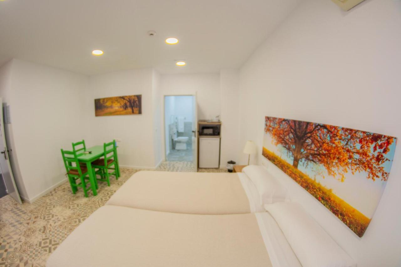 Hostal Las Encinas Villaviciosa de Odon Exterior photo